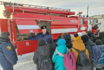 ​Работники пожарной части № 2 КУ НАО «ОГПС» п. Красное провели экскурсию с учащимися средних и старших классов