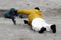 ​Порядок оказание помощи провалившемуся под лед
